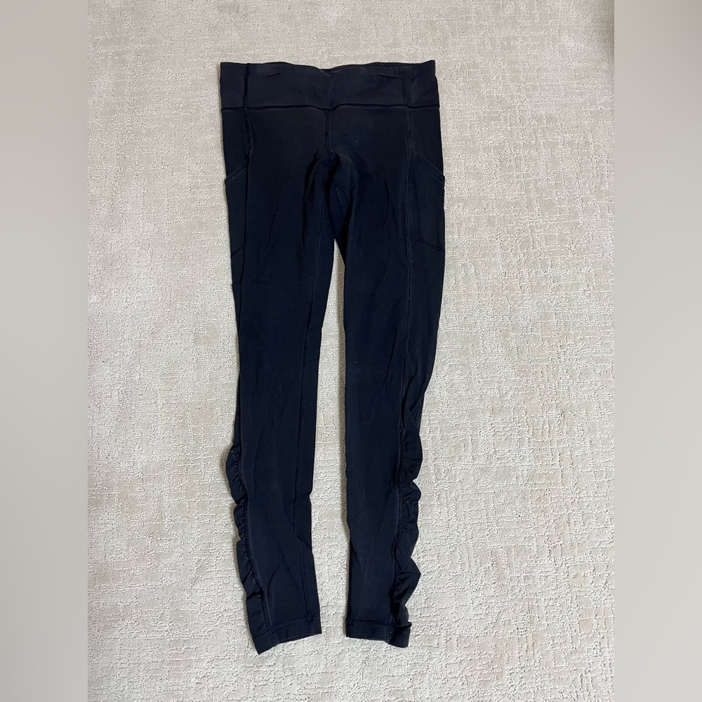Lululemon Black Ruffle women’s Leggings (no Tag but fit size 6-8)